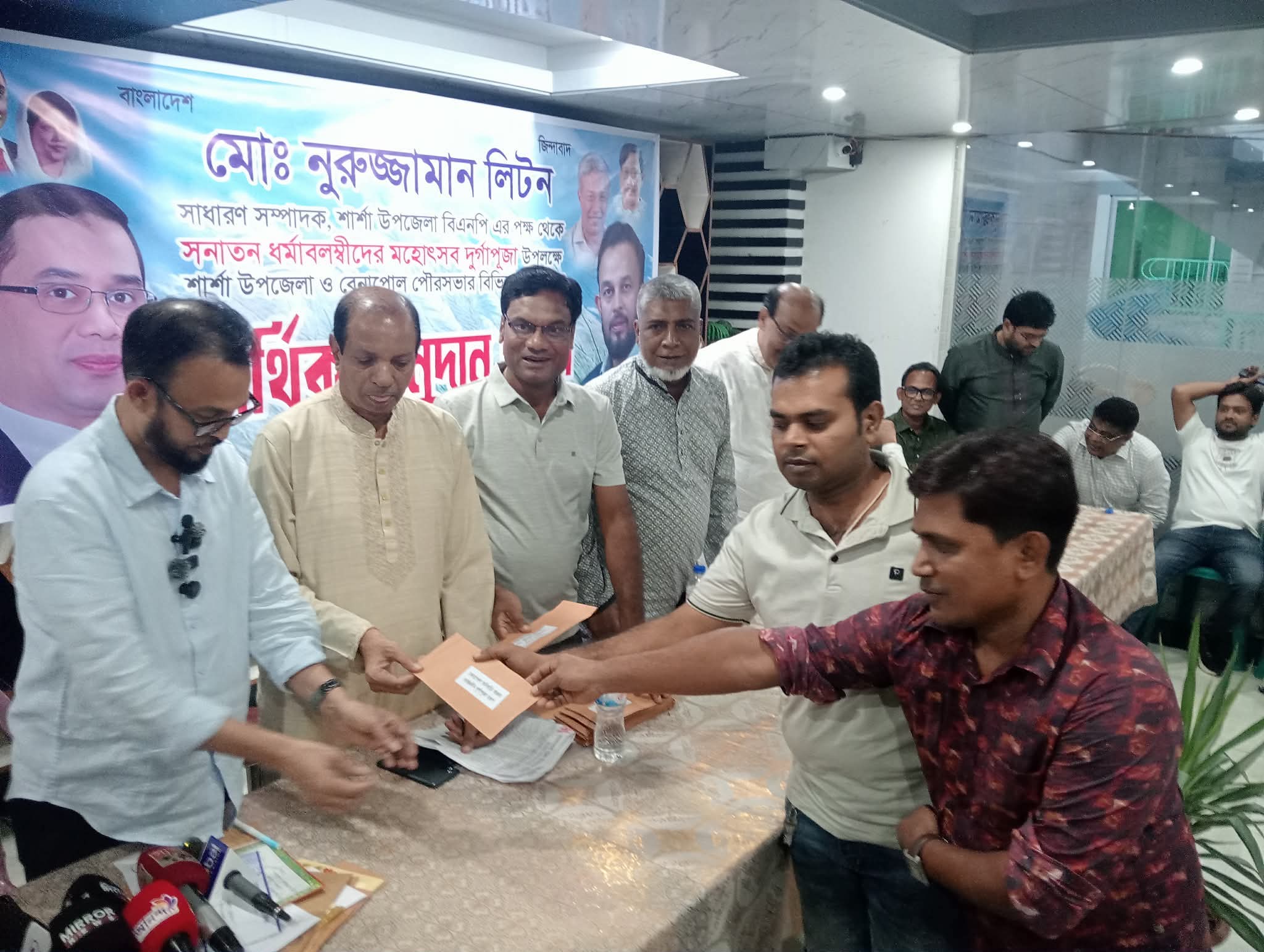 যশোরের শার্শায় ৩২টি দুর্গাপূজা মণ্ডপে আর্থিক অনুদান দিল উপজেলা বিএনপির
